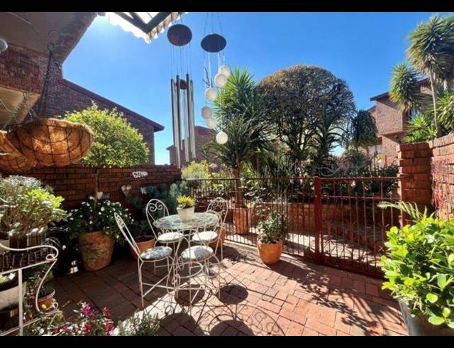 2 BEDROOM TOWNHOUSE FOR SALE IN LINMEYER